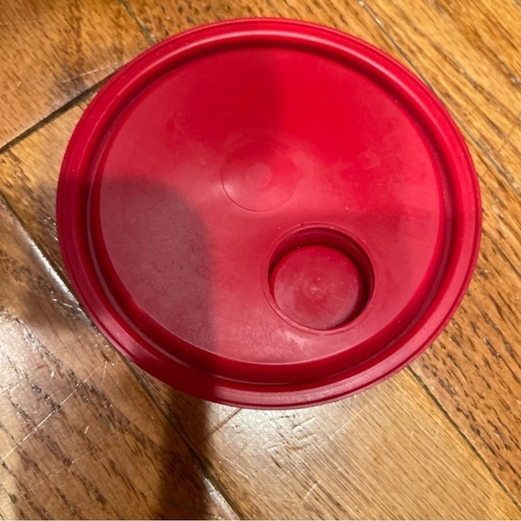 Vtg Red Water Tupperware Pitcher 262-13 w/ Snap On Lid 603-1 & Spout Cover 564-4 - Picture 5 of 6